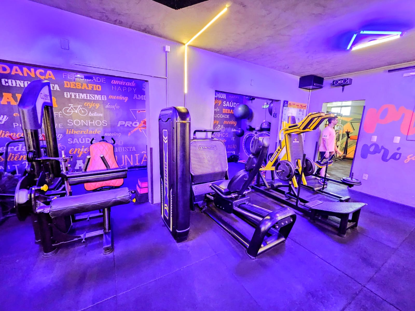 Sala de máquinas da academia no bairro Santa Marta, Uberaba