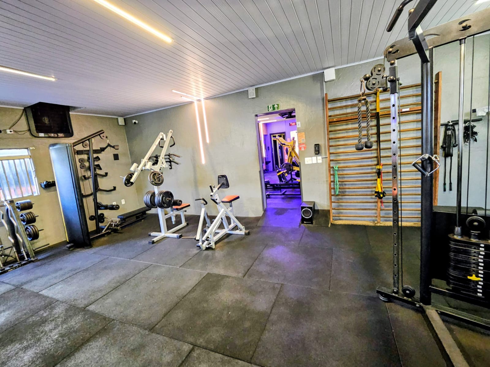 Estrutura da academia em Uberaba com equipamentos e espaldar