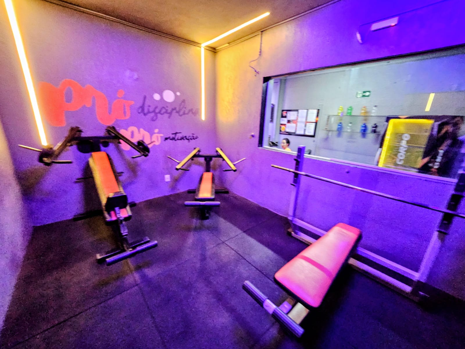 Área de treino com bancos e barras do Studio Pró Corpo Uberaba