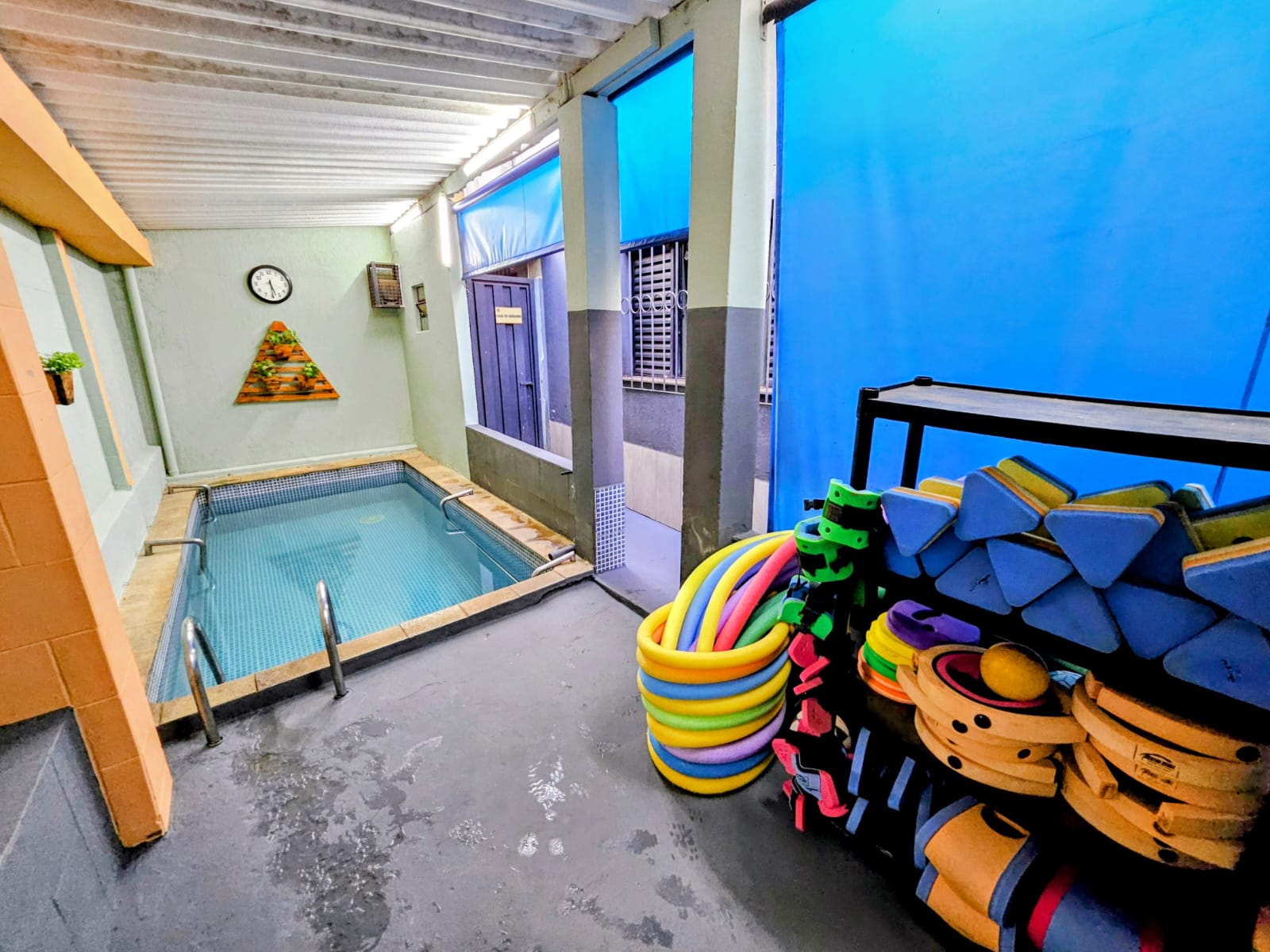 Piscina e equipamentos de hidroginástica no Studio Pró Corpo em Uberaba
